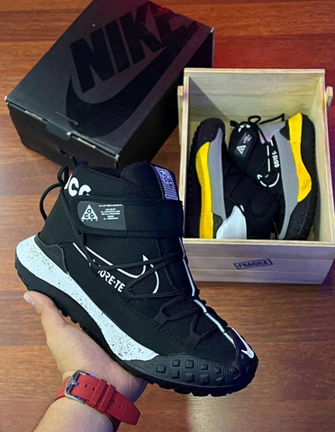 BOTA NIKE ACG
